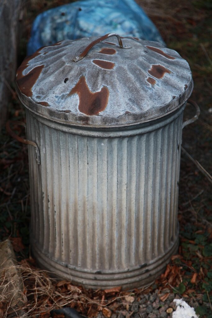 summer kitchen trash bin temperature heat