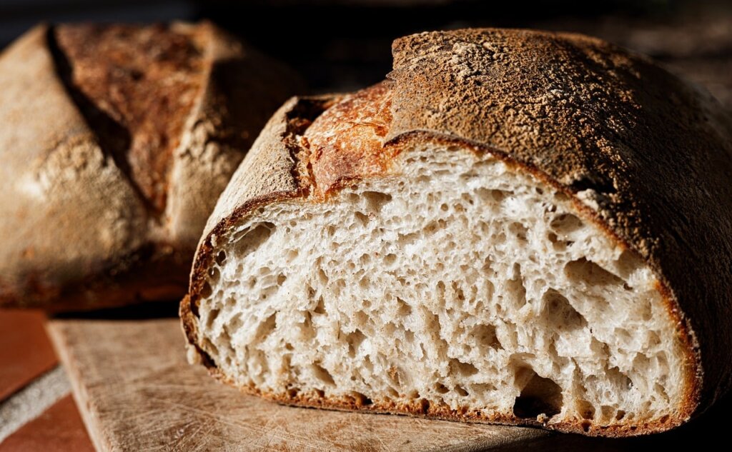 bread slices comparing fresh soft texture vs dry hardened texture