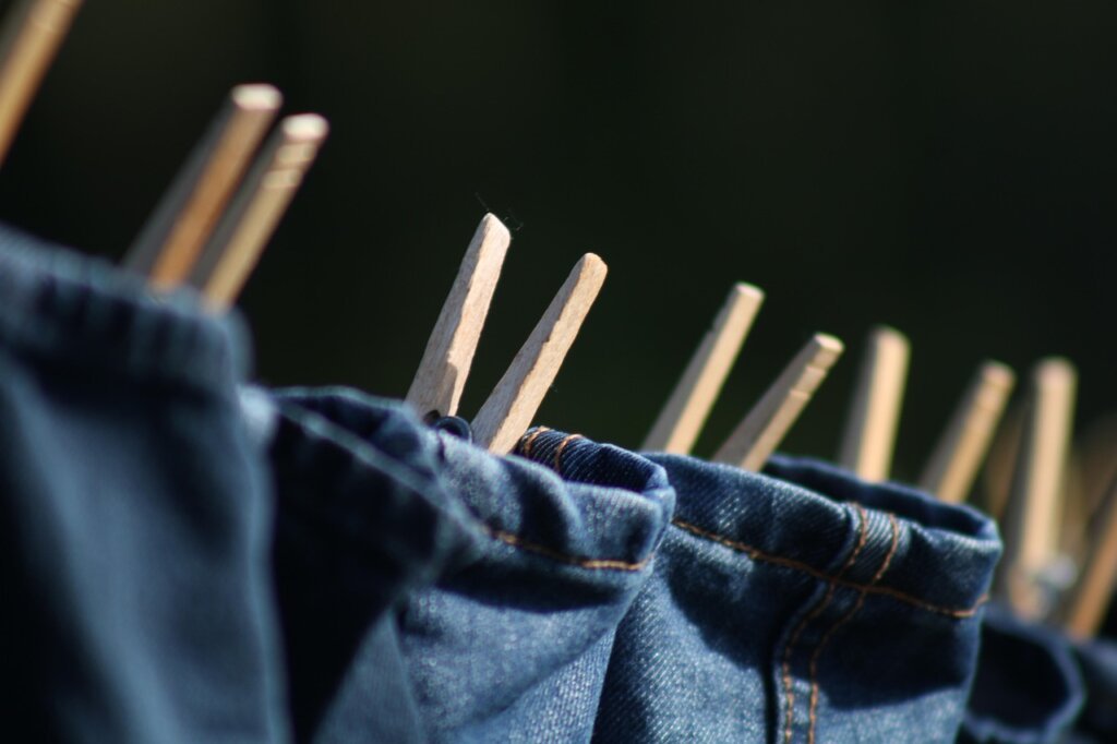 measuring laundry detergent for duvet wash