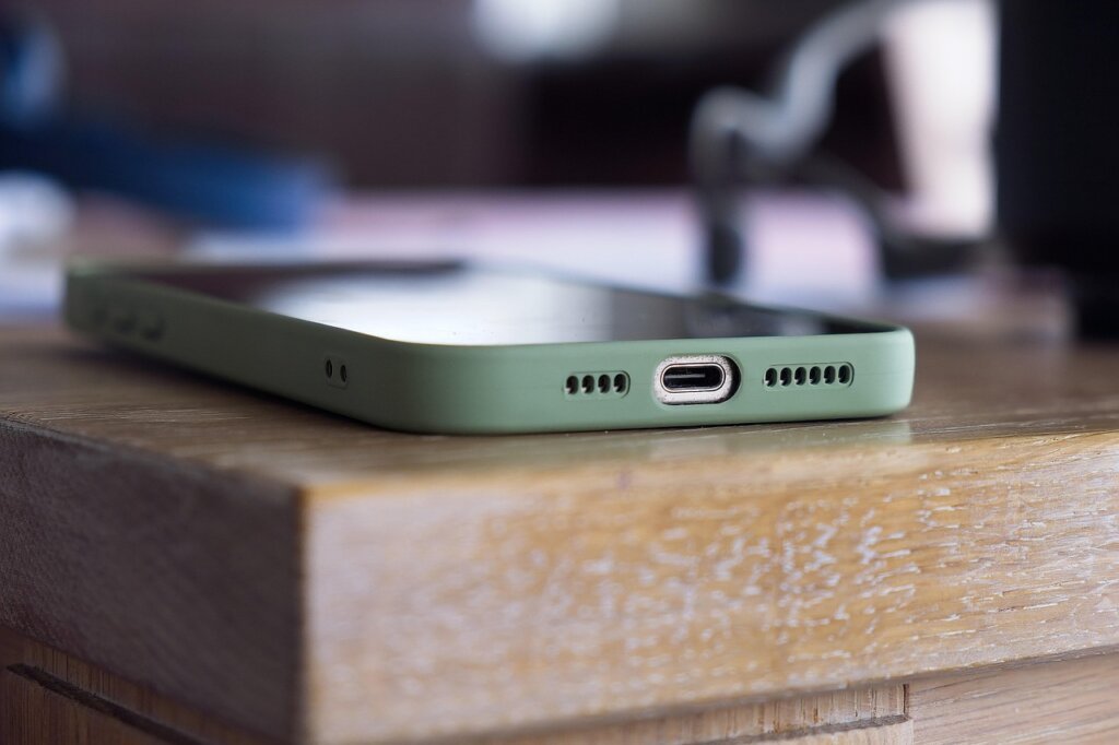 smartphone showing air quality app with green indicator